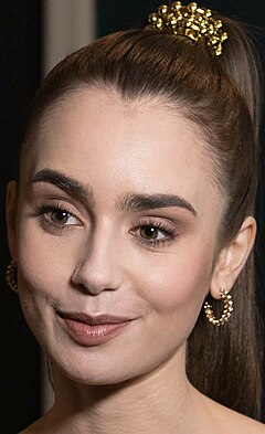 Лили Коллинз